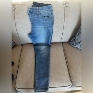 LuLaRoe Jeans Size 36 (~18). Medium wash. Skinny leg. Stretch. No distressing.